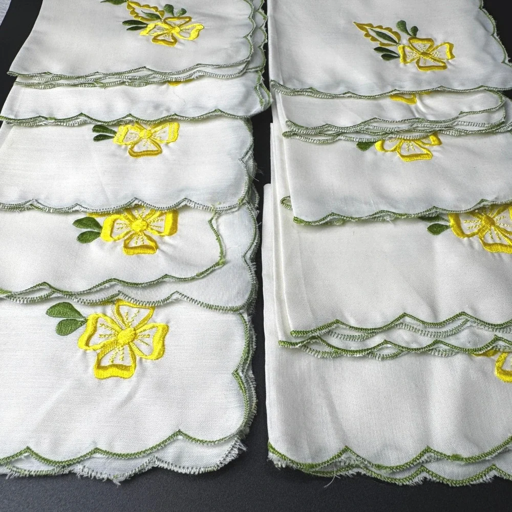 Vintage 10 Embroidered Cocktail Luncheon Napkins 10 Cottagecore Floral Scalloped